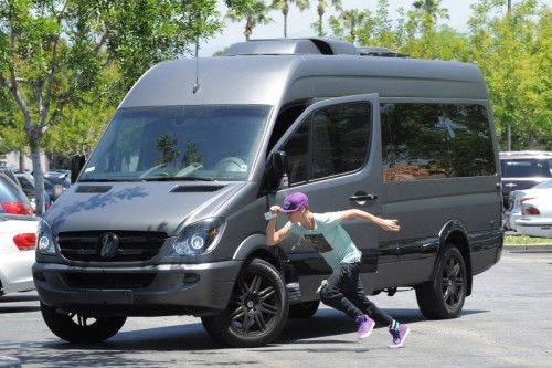 
	
	Justin Bieber lao xuống xe và phóng thẳng về phía paparazzi